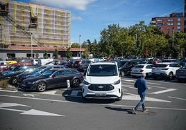 Los pacientes que acuden al hospital acaban por aparcar en doble fila o en zonas de paso, como se puede comprobar en la imagen.