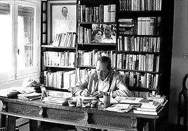 En su despacho, con una mesa recia y vetusta, destacaba la fotografía con su esposa, Ángeles de Castro.