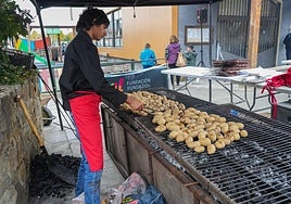 Patatas asadas en uno de los puestos de la Feria