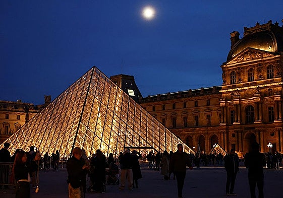 Vista del Louvre.