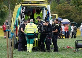Las asistencias introducen al atleta en la ambulancia para su traslado.