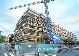 El Gobierno vasco levanta en el barrio bilbaíno de San Adrián una de las cuatro promociones de madera