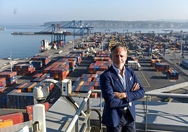 Iván Jiménez, en la sede de la Autoridad Portuaria de Bilbao frente a una terminal de contenedores.