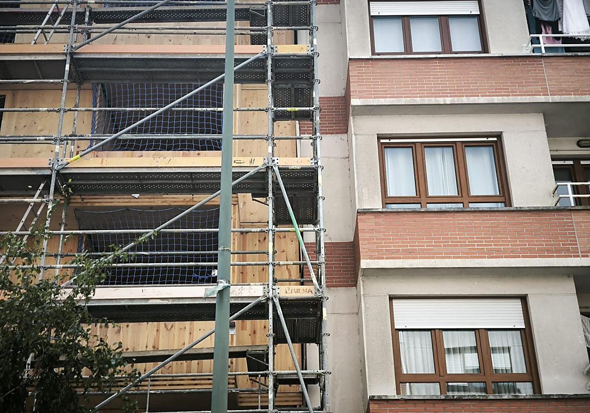 El edificio, de 19 pisos en alquiler, se alza con paneles de madera contralaminada, previamente construidas en fábrica.