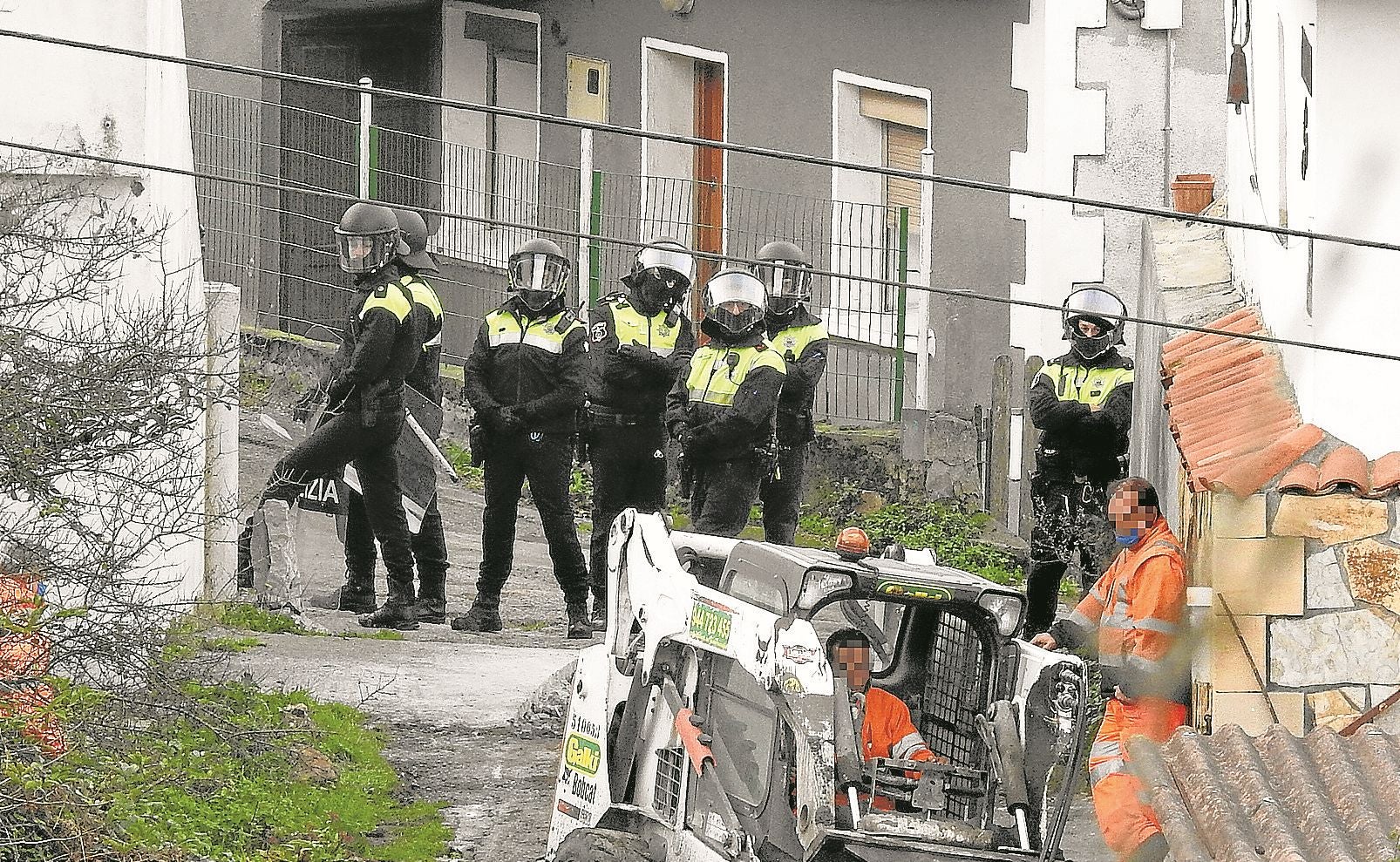 La Policía Municipal protege a unos obreros amenazados por el hijo de la anciana rescatada.