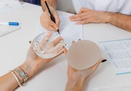 «Mi hija de 14 años quiere ponerse pecho y no sé qué hacer»