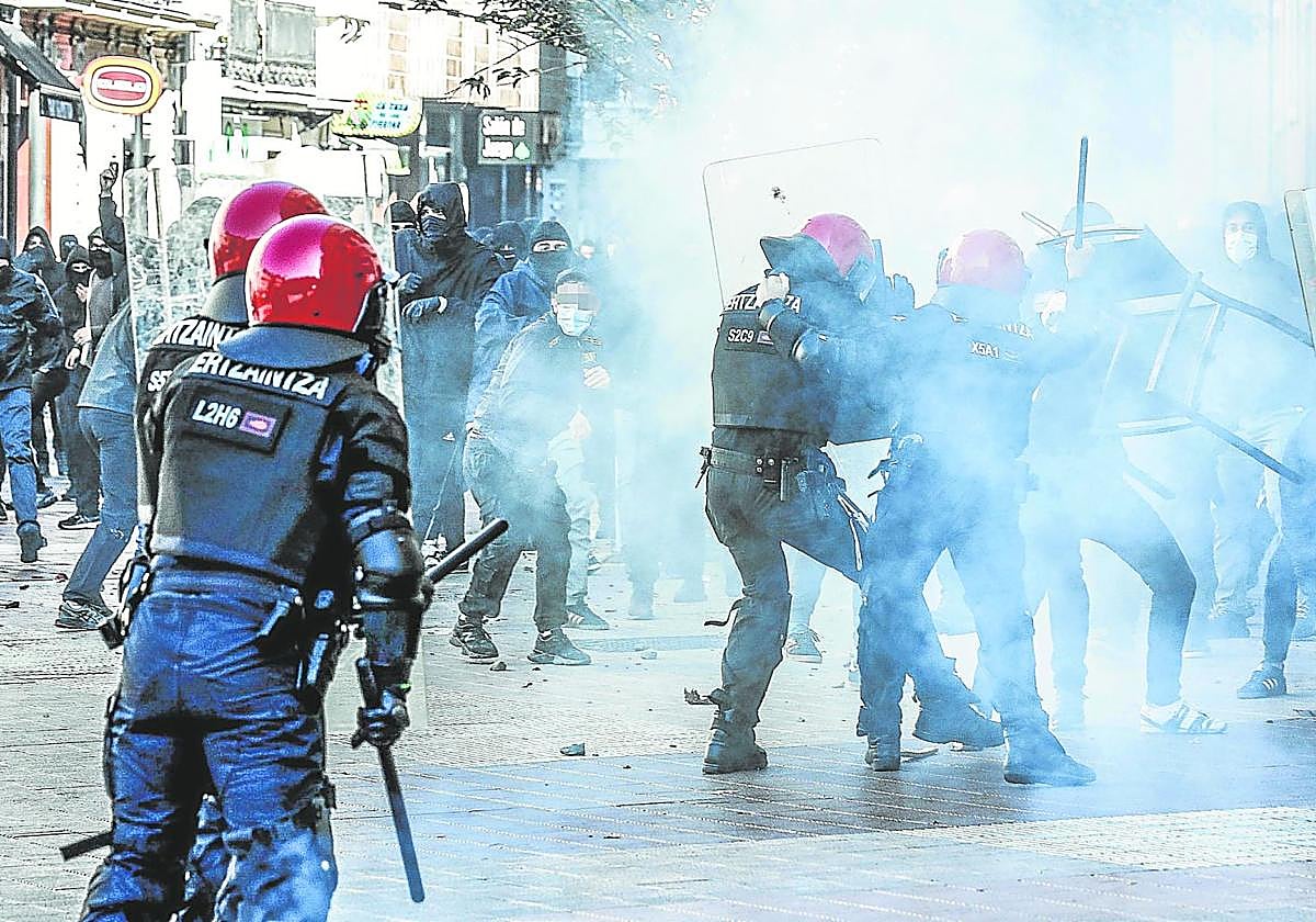 Los ertzainas a duras penas pueden contener el embate de los radicales.