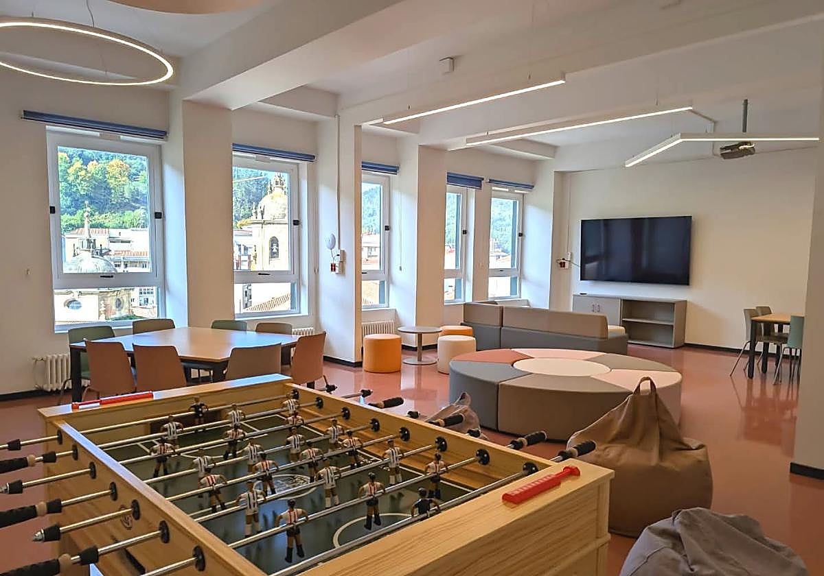 Se han instalado diversos materiales para el ocio en el piso superior de la biblioteca.