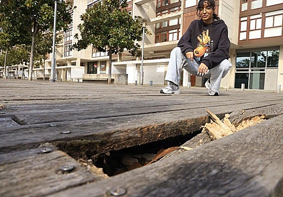 Algunas de las tablas de madera que componen la calle están completamente agrietadas.