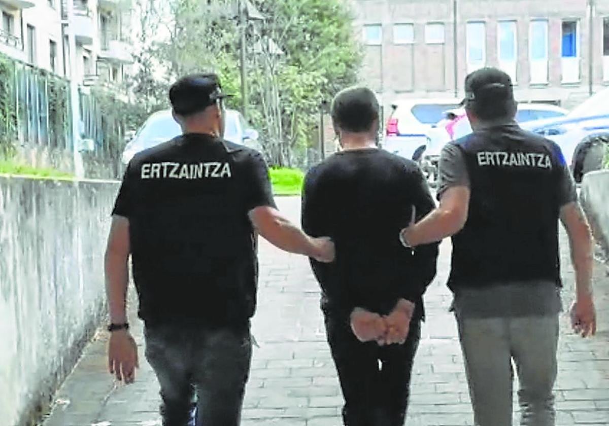 El presunto autor del crimen machista de Zarautz ingresa en la prisión de Martutene