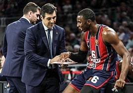 Pablo Pin, segundo entrenador azulgrana, instruye con la pizarra a Diallo.