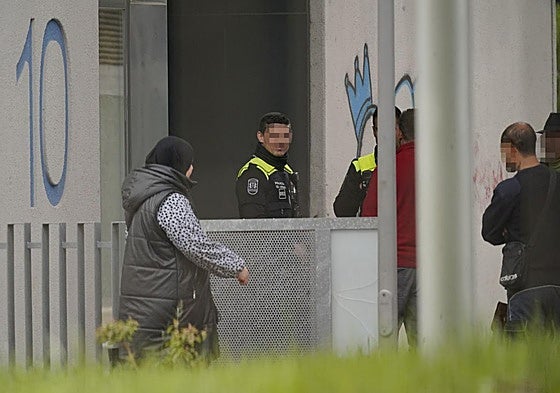 En Zabalgana, la Policía Local halló una familia distinta al desalojado en este bloque de Alokabide.