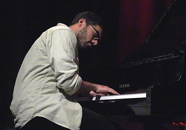 Ron Cha / Ronojit Chaliha en la segunda, 'Lucifer'.