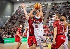 Spagnolo se cuela entre dos rivales.