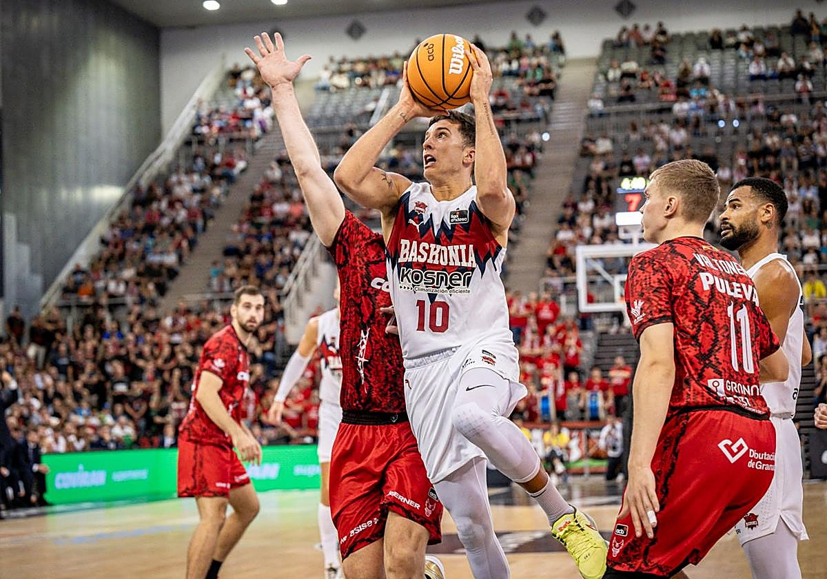 Spagnolo se cuela entre dos rivales.