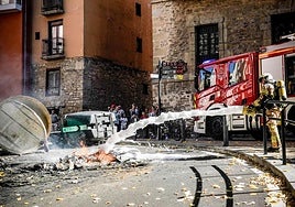 Restos de los incidentes en Vitoria tras los altercados entre manifestantes de extrema derecha y de la izquierda abertzale.