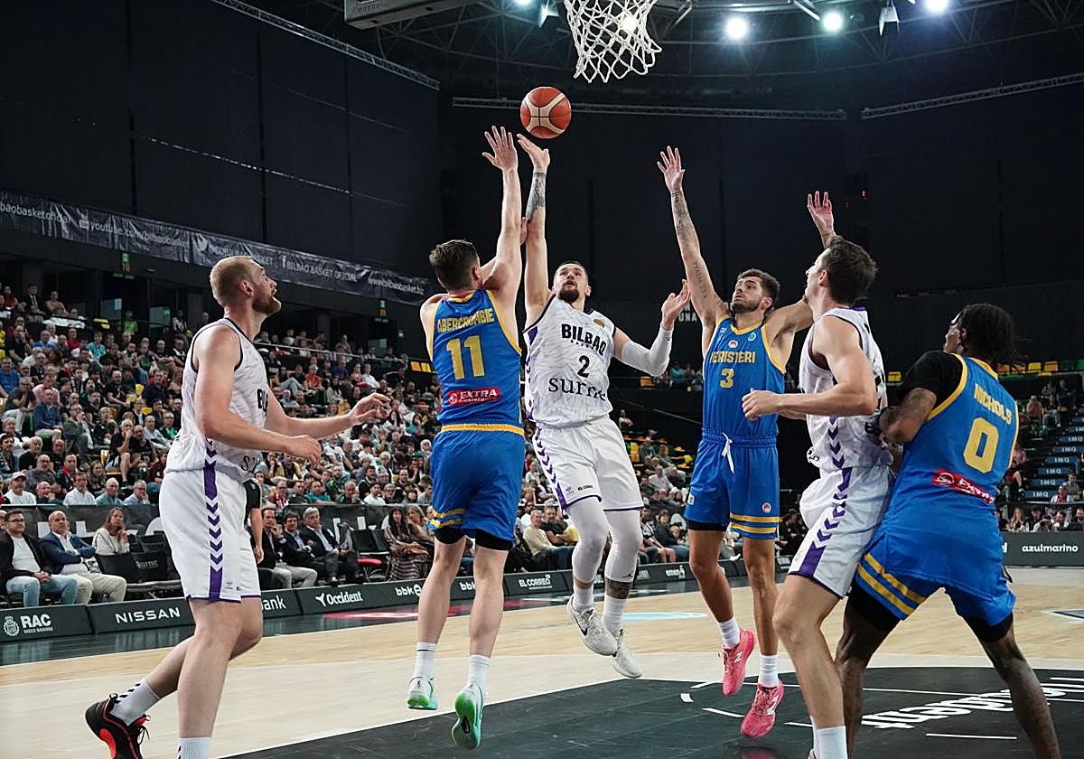 Normantas busca la canasta del Peristeri, otro rival del grupo.