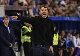 Coudet da indicaciones durante el partido.