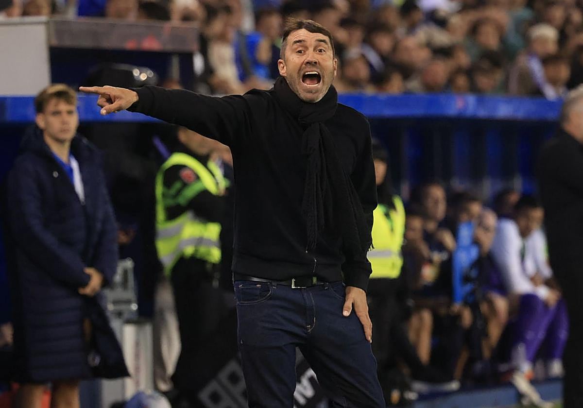 Coudet da indicaciones durante el partido.