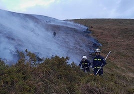 El incendio se logró controlar gracias a la colaboración entre bomberos alaveses, de Bizkaia y Gipuzkoa.