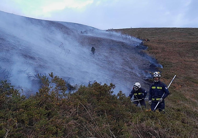 El incendio se logró controlar gracias a la colaboración entre bomberos alaveses, de Bizkaia y Gipuzkoa.