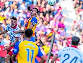 El central del Valencia, Tárrega, despeja de cabeza un balón en el partido ante el Girona.