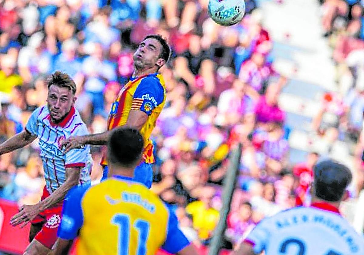 El central del Valencia, Tárrega, despeja de cabeza un balón en el partido ante el Girona.