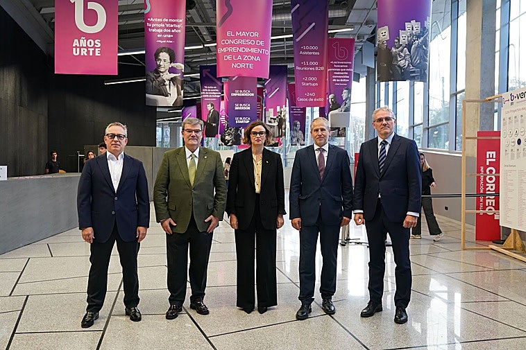 De izquierda a derecha, Oscar Villasante, director de EL CORREO; Juan Mari Aburto, alcalde de Bilbao, Elixabete Etxanobe, diputada general de Bizkaia; Andoitz Korta, viceconsejero de Promoción Industrial; e Iñigo Barrenechea, director general de EL CORREO.