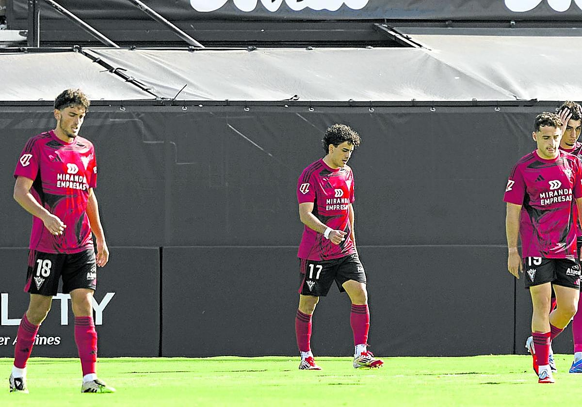 Los jugadores acabaron cabizbajos tras el partido en Ceuta en el que no se les vio enrabietados por los contratiempos.