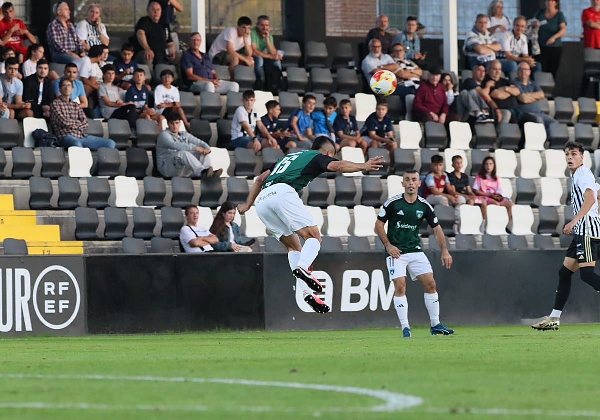 Gaizka Argente despeja un balón con la cabeza en el Real Unión-Sestao River.