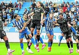Los jugadores del Alavés suben a rematar un saque de esquina en la victoria ante el Elche, el último partido antes del parón internacional.