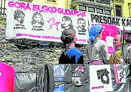 Carteles de apoyo a presos de ETA colocados en la Parte Vieja de San Sebastián.
