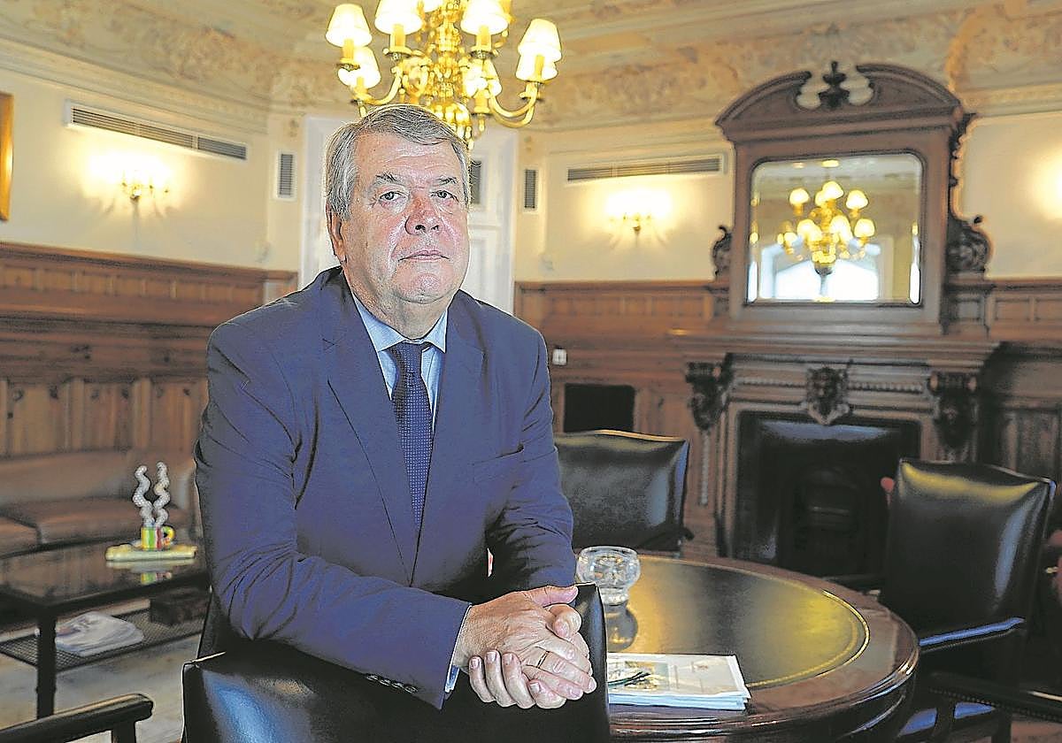 El magistrado César Tolosa posa en una de las estancias del Colegio de la Abogacía de Bizkaia.