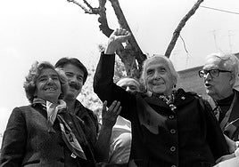 Dolores Ibárruri, junto a Gerardo Iglesias y al Padre Llanos.