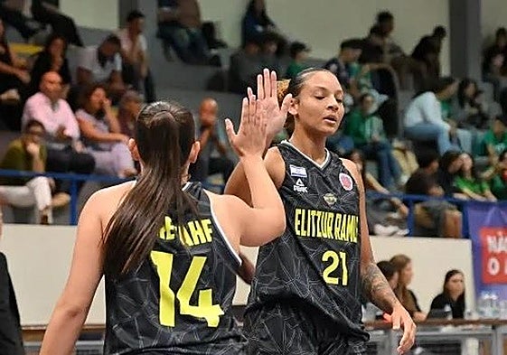 Las jugadoras del Elitzur Ramla Revahe y Herbert-Harrigan, en el duelo ante las lusas del Sportiva.