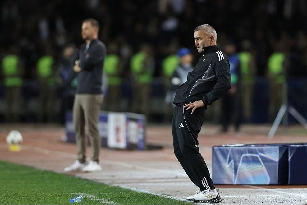 Gurban Gurbanov sigue con atención una jugada de su equipo.