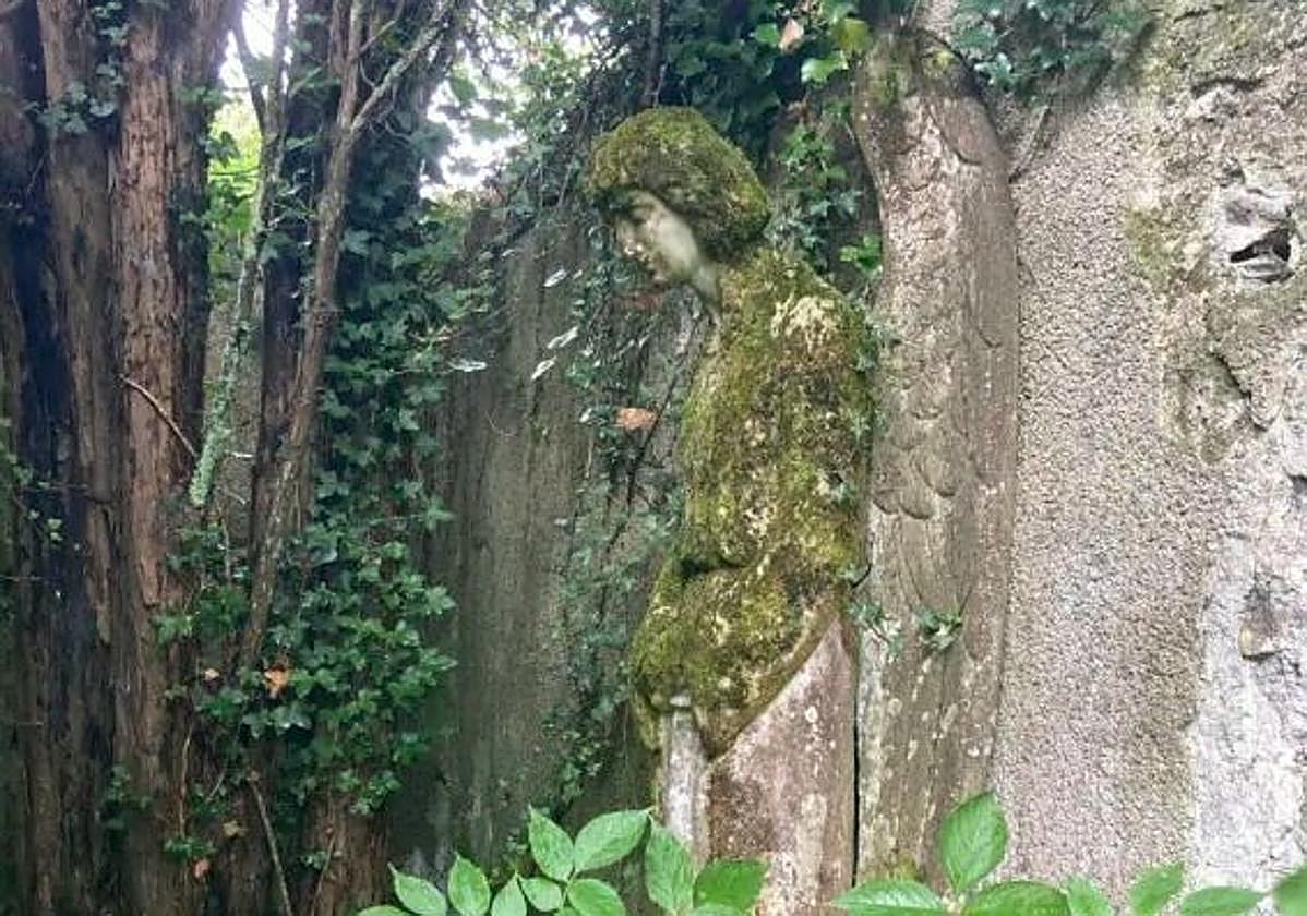 Imagen de la obra, en una pared aún en pie del viejo edificio.