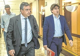 Esteban y Andueza, en los pasillos del Parlamento vasco. Tras el presidente del PNV, el portavoz parlamentario Díez Antxustegi.