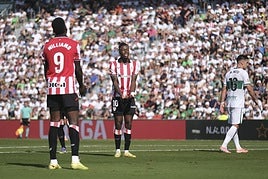 Jauregizar protesta una jugada en Elche ante la mirada de Guruzeta y Beren guer.