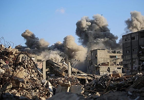 Columnas de humo tras el ataque israelí de este domingo, que tuvo como objetivo un edificio en el campamento de Bureij para refugiados palestinos, en el centro de la Franja de Gaza.