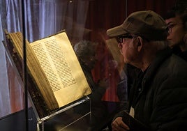 Un hombre observa La Reja de San Millán.