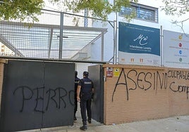 El colegio sevillano en el que se suicidó una alumna podría perder el concierto mientras crece la tensión con pintadas y amenazas