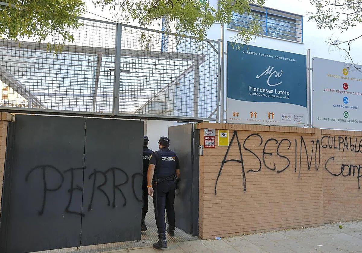 El colegio sevillano en el que se suicidó una alumna podría perder el concierto mientras crece la tensión con pintadas y amenazas