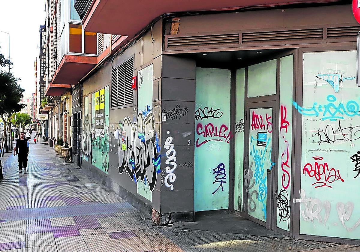 Pocos locales vacíos están sin pintadas.