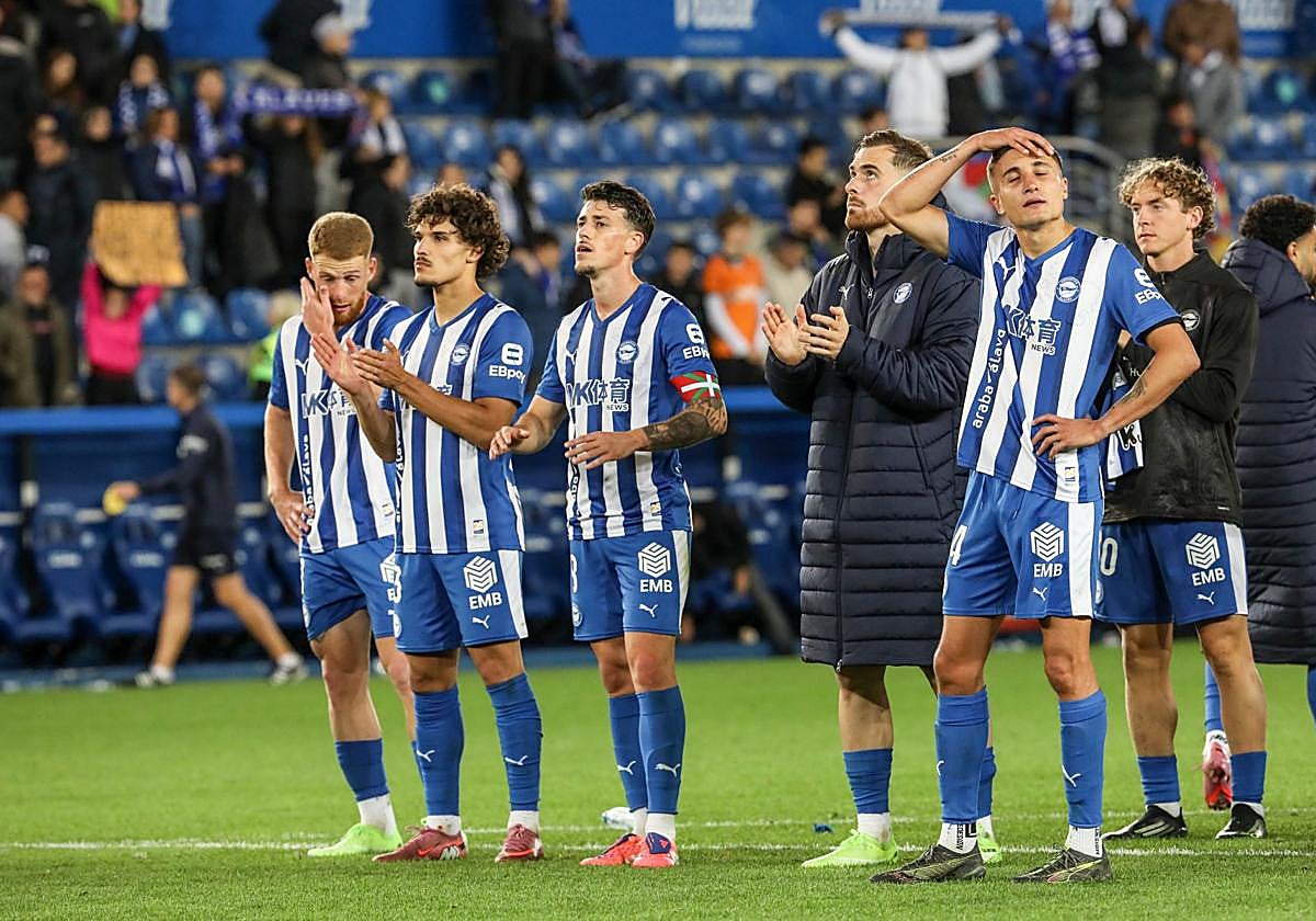 Los jugadores del Alavés, ante la afición tras el empate frente al Valencia.