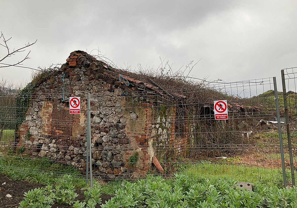 El histórico edificio, que data del siglo XIX, se encuentra abandonado y en estado de ruina.