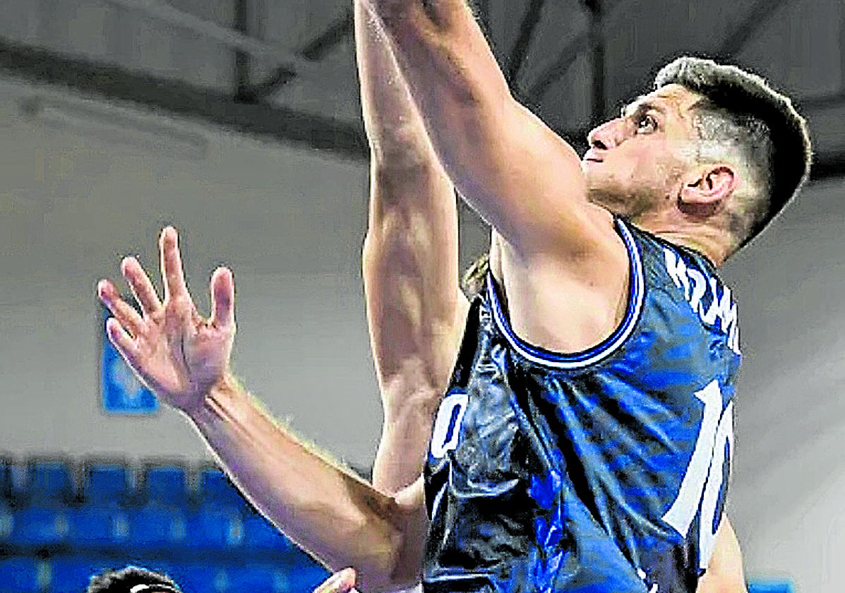 Krampelj supera a dos rivales para anotar una canasta