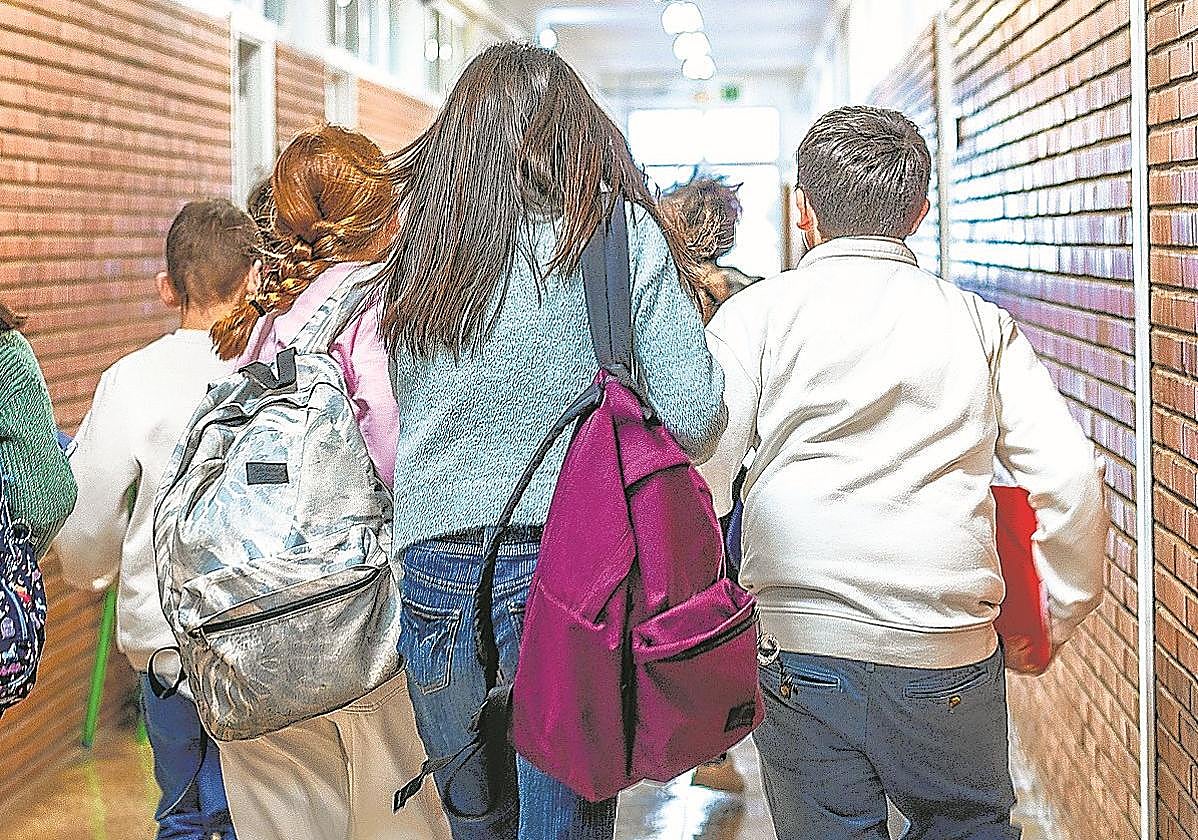 Casi uno de cada tres casos de acoso escolar en Euskadi tienen lugar en las redes sociales.