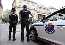Agentes de la Ertzaintza en la plaza de la Provincia de Vitoria.