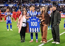 Blanco posa con su familia sobre el césped de Mendizorroza.